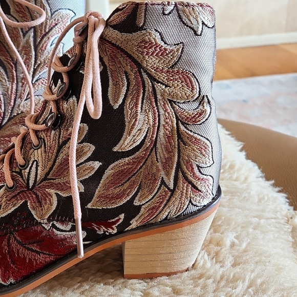 Fabulous NWOT Floral Tapestry Lace Up Cowgirl Western Boho Ankle Boots 👢 🤎💙 - Picture 3 of 16